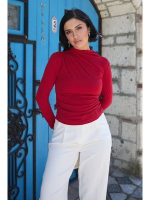 Omuzu Pileli Kırmızı Bluz Omuzu Pileli Kırmızı Bluz