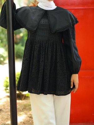 Siyah Önlük Yakalı Kolu Lastikli Fistolu Tunik