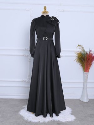 Siyah Broşlu Fiyonklu Taşlı Kemerli Saten Abiye Elbise