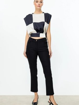 Siyah Beş Cepli Boru Paça Pantolon Siyah Beş Cepli Boru Paça Pantolon