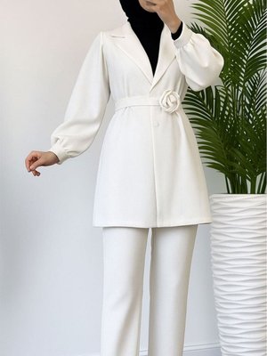 Beyaz Kemeri Gül Detaylı Kruvaze Yaka Ceket Pantolon İkili Takım