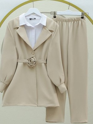 Bej Kemeri Gül Detaylı Kruvaze Yaka Ceket Pantolon İkili Takım