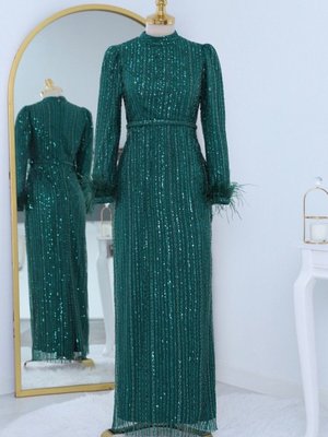 Zümrüt Kolu Tüylü Boncuk Pul İşlemeli Tül Abiye Elbise