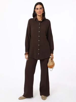 Kahverengi Pamuklu Müslin Kumaş Sedef Düğmeli Bluz / Gömlek Kahverengi Pamuklu Müslin Kumaş Sedef Düğmeli Bluz / Gömlek