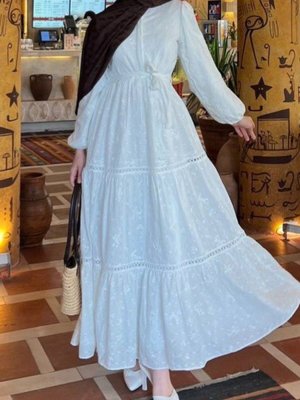 Beyaz Eteği Fırfırlı Dantel Şerit Detaylı Elbise