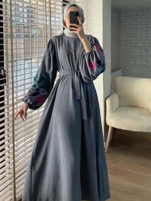 Gri Kolları Balon Süzene İşlemeli Kemerli Elbise