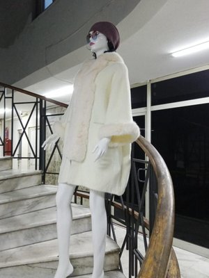 Ekru İtalyan Angora Cepli Kapüşonlu Kürklü Kaban Ekru İtalyan Angora Cepli Kapüşonlu Kürklü Kaban