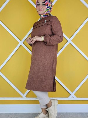 Kahverengi Aller Kesim Broş Detaylı Tunik