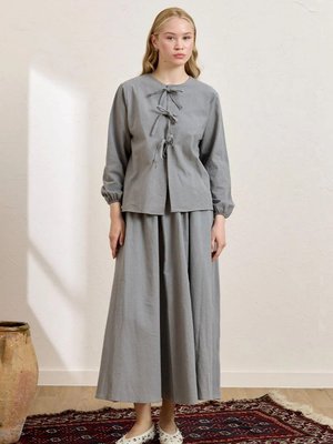 Gri Üç Fiyonklu Organik Keten Bluz & Balon Etek Takım Gri Üç Fiyonklu Organik Keten Bluz & Balon Etek Takım