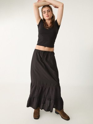 Siyah Uzun Dökümlü İşlemeli Etek