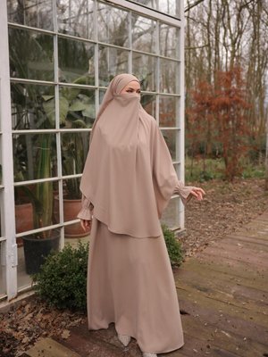 Koyu Bej Yarım Patlı Sufleli Elbise