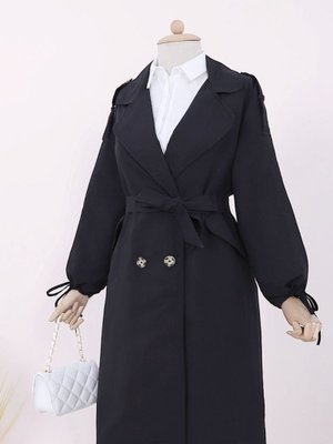 Siyah Kapaklı Cepli Kolu Bağcıklı Trençkot