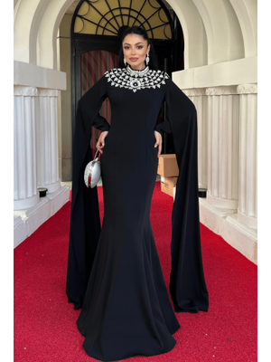 Siyah Atlas Kumaş Taşlı Pelerin Detaylı Balık Elbise