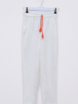 Beyaz Paçası Pens Dikişli Bağcık Detaylı Pantolon Beyaz Paçası Pens Dikişli Bağcık Detaylı Pantolon