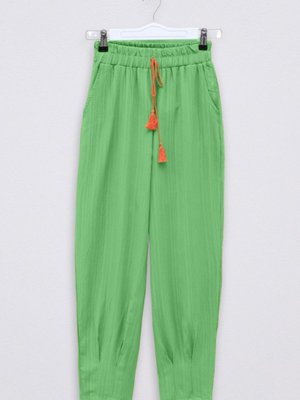 Yeşil Paçası Pens Dikişli Bağcık Detaylı Pantolon Yeşil Paçası Pens Dikişli Bağcık Detaylı Pantolon