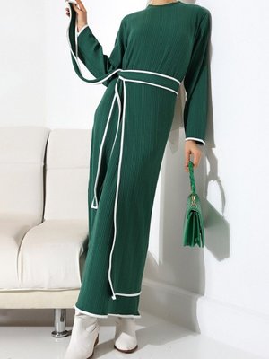 Zümrüt Dik Yaka Örme Krep Beli Bağlamalı İki Parçalı Elbise Zümrüt Dik Yaka Örme Krep Beli Bağlamalı İki Parçalı Elbise