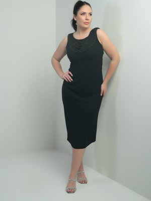 Siyah Degaje Yaka Taş Detaylı Astarlı Büyük Beden Krep Midi Elbise