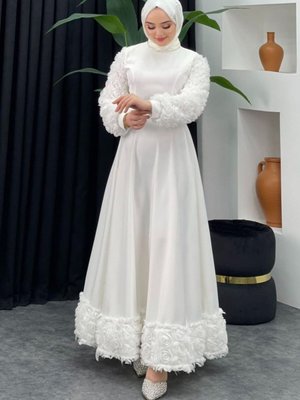 Beyaz Eteği Ve Kolları Gül Detaylı Saten Abiye Elbise