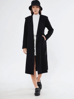 Siyah Kapüşonlu Kaban