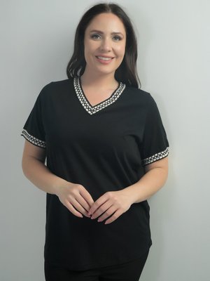 Siyah Yaka Ve Kol Şeritli Büyük Beden Rahat Kalıp Bluz