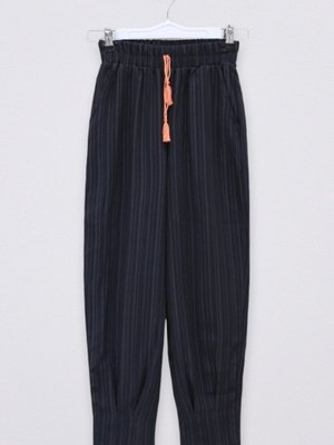 Siyah Paçası Pens Dikişli Bağcık Detaylı Pantolon Siyah Paçası Pens Dikişli Bağcık Detaylı Pantolon