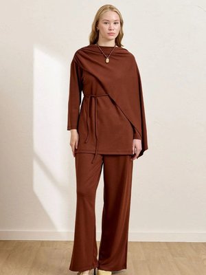 Camel Atkılı Tunik & Bol Paça Pantolon Takım