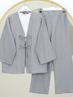 Gri Önü Çift Bağcıklı Pantolonlu Krınkıl İkili Takım Gri Önü Çift Bağcıklı Pantolonlu Krınkıl İkili Takım