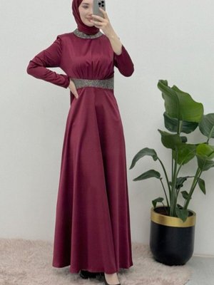 Bordo Yakası Ve Beli Taş Detaylı Saten Abiye Elbise Bordo Yakası Ve Beli Taş Detaylı Saten Abiye Elbise
