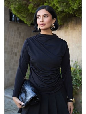 Omuzu Pileli Siyah Bluz