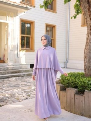 Lila Yakalı Pelerinli Elbise
