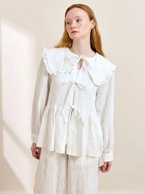Beyaz Fistolu Müslin Robalı Fiyonklu Bluz