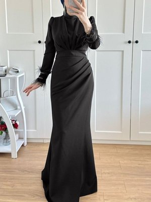 Siyah Kolu Tüy Detaylı Eteği Çift Kat Abiye Elbise