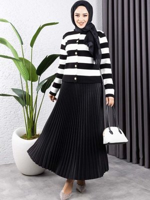 Siyah Uzun Deri Görünümlü Piliseli Etek Siyah Uzun Deri Görünümlü Piliseli Etek