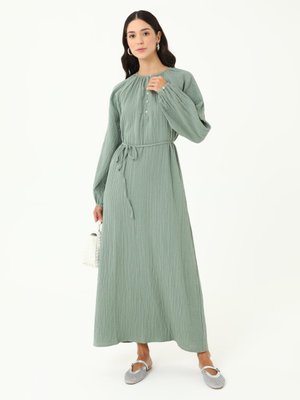 Müslin Kumaş Sedef Düğmeli Rahat Kalıp Elbise Mint Yesili Müslin Kumaş Sedef Düğmeli Rahat Kalıp Elbise Mint Yesili