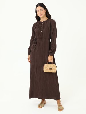 Kahverengi Müslin Kumaş Sedef Düğmeli Rahat Kalıp Elbise Kahverengi Müslin Kumaş Sedef Düğmeli Rahat Kalıp Elbise