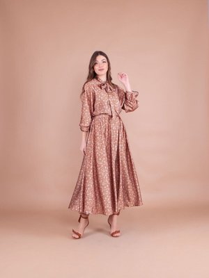 Taba Çiçek Desenli Saten Yarasa Kol Abiye Elbise Taba Çiçek Desenli Saten Yarasa Kol Abiye Elbise