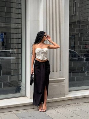 Siyah Uzun Büzgü Detaylı Yırtmaçlı Etek Siyah Uzun Büzgü Detaylı Yırtmaçlı Etek