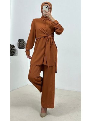 Kiremit Önden Bağlamalı Medine Kumaşı Çımalı Pantolon Tunik İkili Takım Kiremit Önden Bağlamalı Medine Kumaşı Çımalı Pantolon Tunik İkili Takım