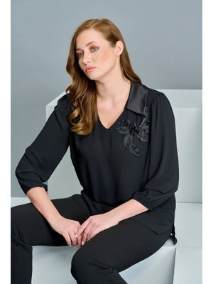 Siyah Büyük Beden Çiçek Aksesuarlı Bluz