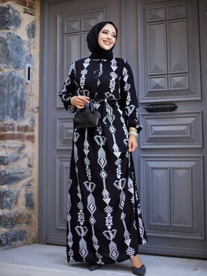 Siyah Bisiklet Yaka Önü Düğmeli Ve Kuşaklı Etek Büzgülü Viskon Elbise Siyah Bisiklet Yaka Önü Düğmeli Ve Kuşaklı Etek Büzgülü Viskon Elbise