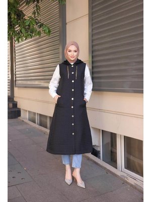 Siyah Kapüşonlu Çıtçıtlı Kolsuz Cepli Uzun Kapitone Yelek