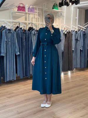 Petrol Arkası A Pile Düğmeli Kuşaklı Elbise Petrol Arkası A Pile Düğmeli Kuşaklı Elbise