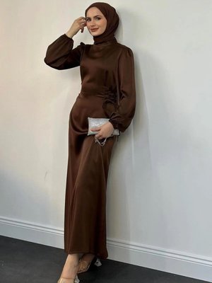 Kahverengi Saten Kumaş Yandan Bağlamalı Model Abiye Elbise Kahverengi Saten Kumaş Yandan Bağlamalı Model Abiye Elbise