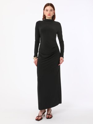 Siyah Beli Büzgü Detaylı Elbise