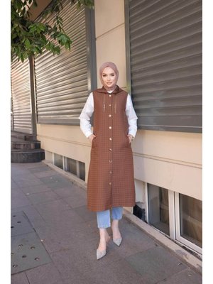 Kahverengi Kapüşonlu Çıtçıtlı Kolsuz Cepli Uzun Kapitone Yelek