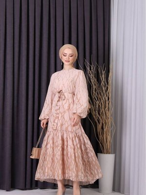 Bej Şifon Eteği Fırfırlı Desenli Elbise