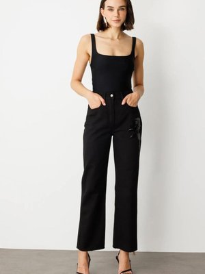 Siyah Pul Çiçek İşlemeli Kot Pantolon Siyah Pul Çiçek İşlemeli Kot Pantolon