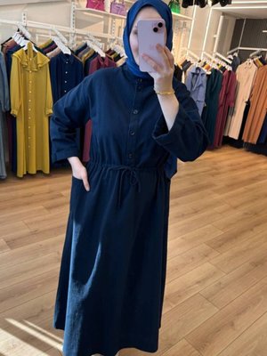 Lacivert Yanları Cepli Önü Düğmeli Pamuklu Keten Elbise Lacivert Yanları Cepli Önü Düğmeli Pamuklu Keten Elbise