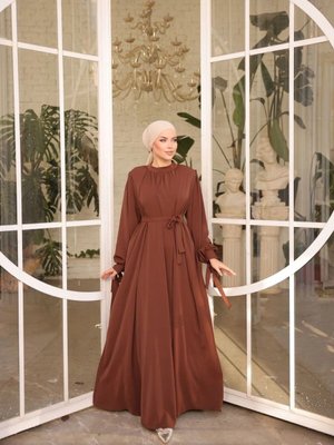 Kahverengi̇ Büzgü Yaka Kurdelalı Abiye Elbise