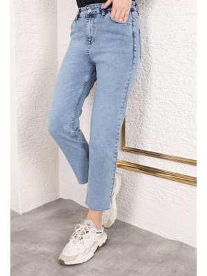 Açık Mavi Cepli Kesik Paçalı Kot Pantolon Açık Mavi Cepli Kesik Paçalı Kot Pantolon